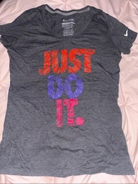 Nike Women’s Gray 'Just Do It' Graphic Tee